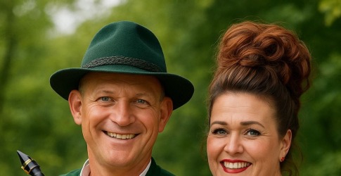 Man en vrouw in traditionele Beierse klederdracht poseren samen buiten; man houdt een saxofoon vast.