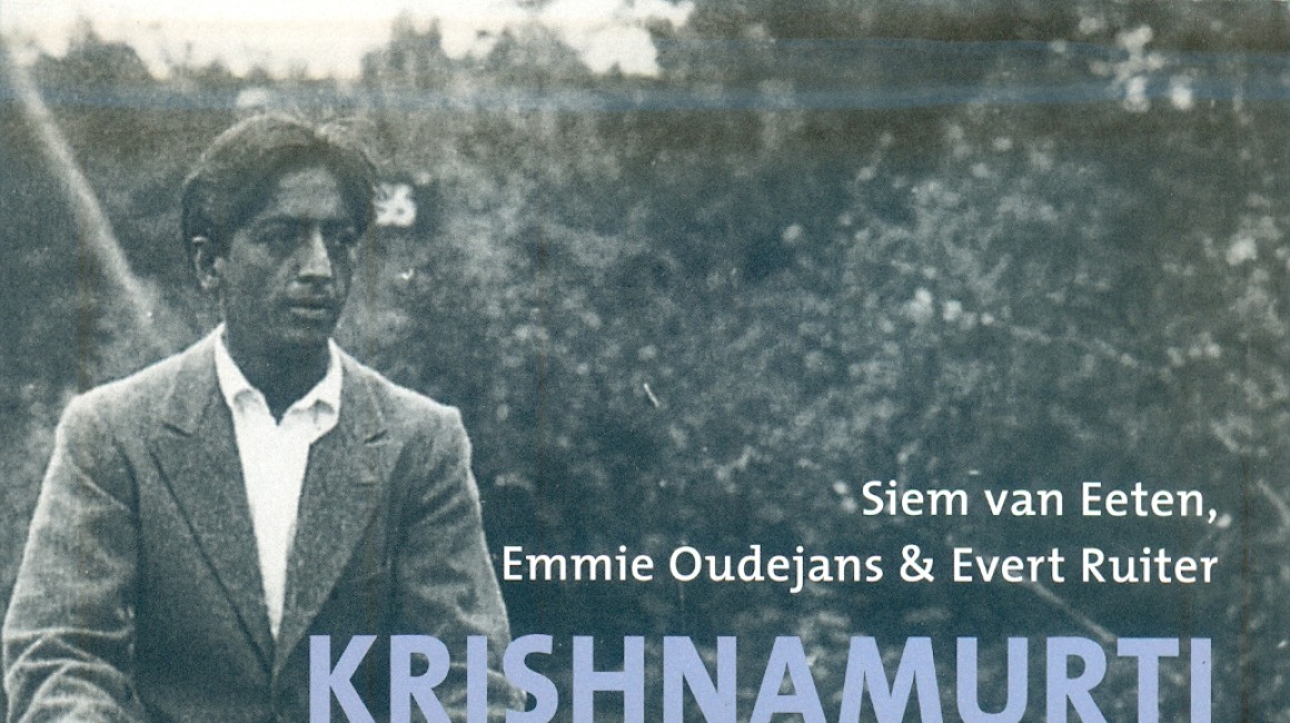 Boekcover van 'Krishnamurti in Ommen' met een zwart-witfoto van een man op een fiets op een zandweg.