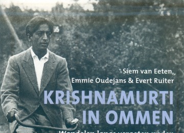 Buchcover von 'Krishnamurti in Ommen' mit einem Schwarzweißfoto eines Mannes auf einem Fahrrad auf einem Weg.