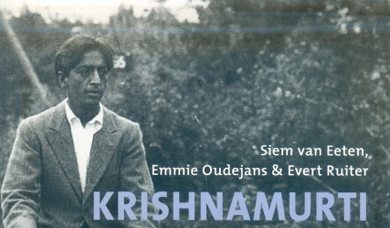 Boekcover van 'Krishnamurti in Ommen' met een zwart-witfoto van een man op een fiets op een zandweg.