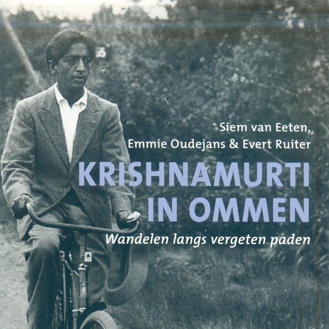 Buchcover von 'Krishnamurti in Ommen' mit einem Schwarzweißfoto eines Mannes auf einem Fahrrad auf einem Weg.