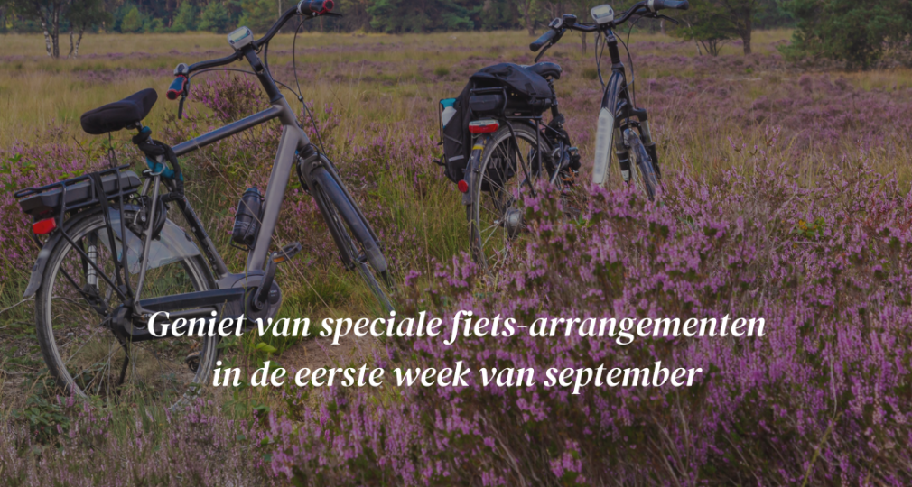 Twee fietsen staan in een heideveld in het Vechtdal, met tekst over fiets-arrangementen in september.