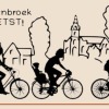 Silhouetten van een fietsend gezin met een kerk en huizen op de achtergrond, met tekst 'Okkenbroek Fietst!'