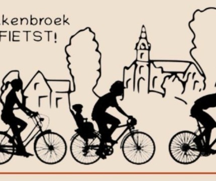 Silhouetten van een fietsend gezin met een kerk en huizen op de achtergrond, met tekst 'Okkenbroek Fietst!'