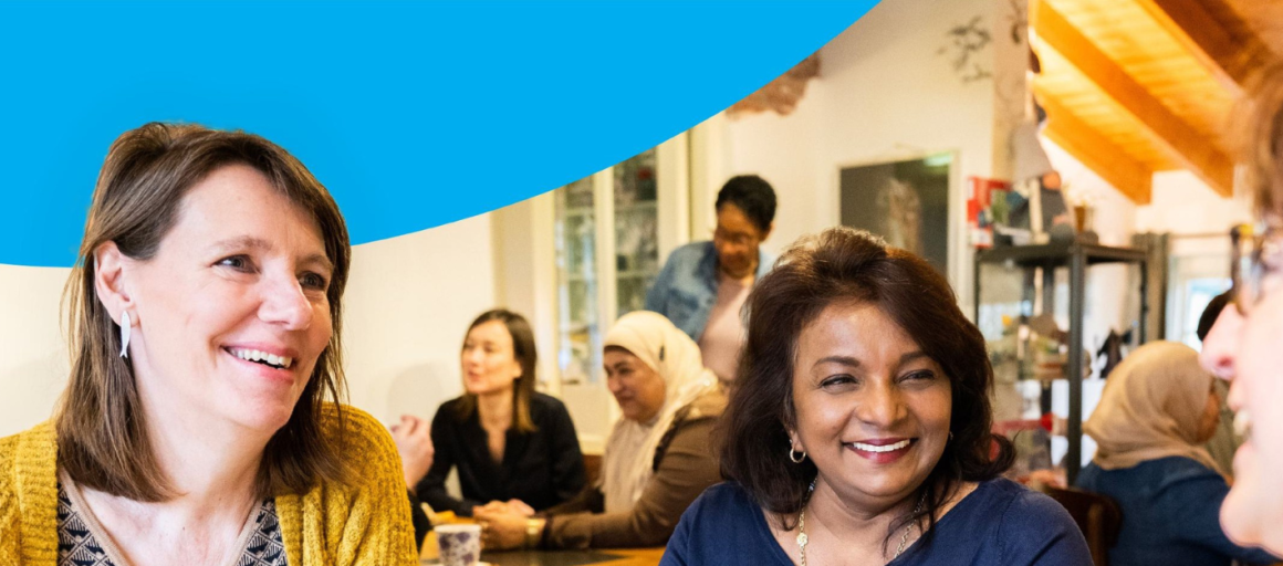 Vriendelijke vrouwen drinken koffie en praten tijdens de Week van de Ontmoeting, 24 sept - 3 okt.