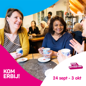 Vriendelijke vrouwen drinken koffie en praten tijdens de Week van de Ontmoeting, 24 sept - 3 okt.