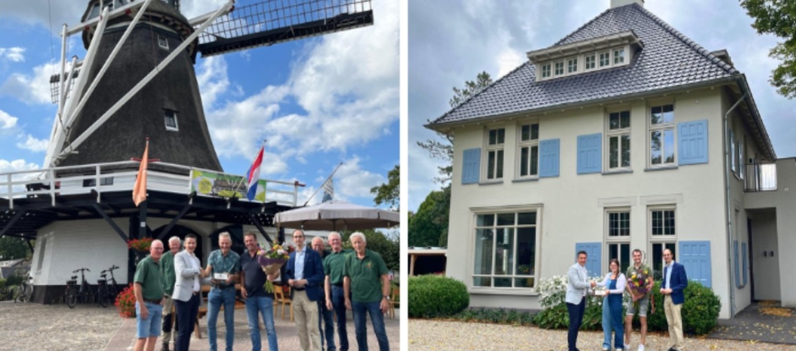 Groepen mensen poseren voor een windmolen en een huis op twee aparte foto’s onder een blauwe lucht.