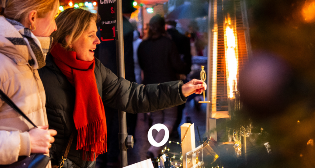 Zwei Frauen genießen das Winterfestival Ommen am Samstag, 13. Dezember 2025, im warmen Lichterglanz.