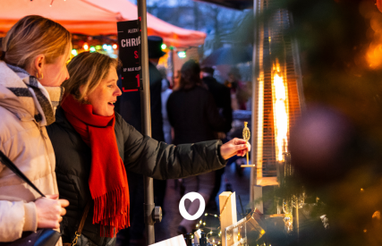 Zwei Frauen genießen das Winterfestival Ommen am Samstag, 13. Dezember 2025, im warmen Lichterglanz.