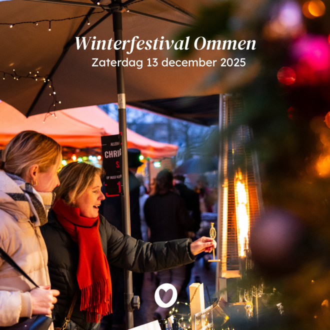 Twee vrouwen genieten van het Winterfestival Ommen op zaterdag 13 december 2025 met warme verlichting.