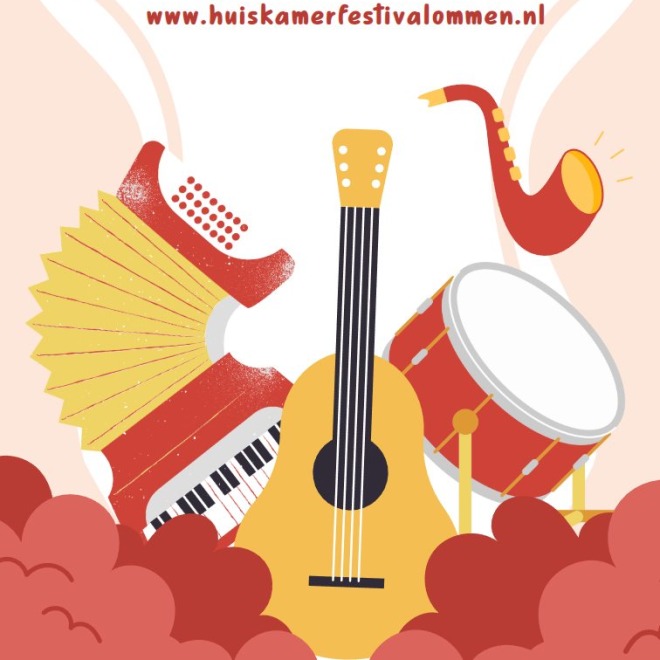 Affiche voor HuiskamerFestival Ommen op zondagmiddag 26-10-2025 met muziekinstrumenten en website.