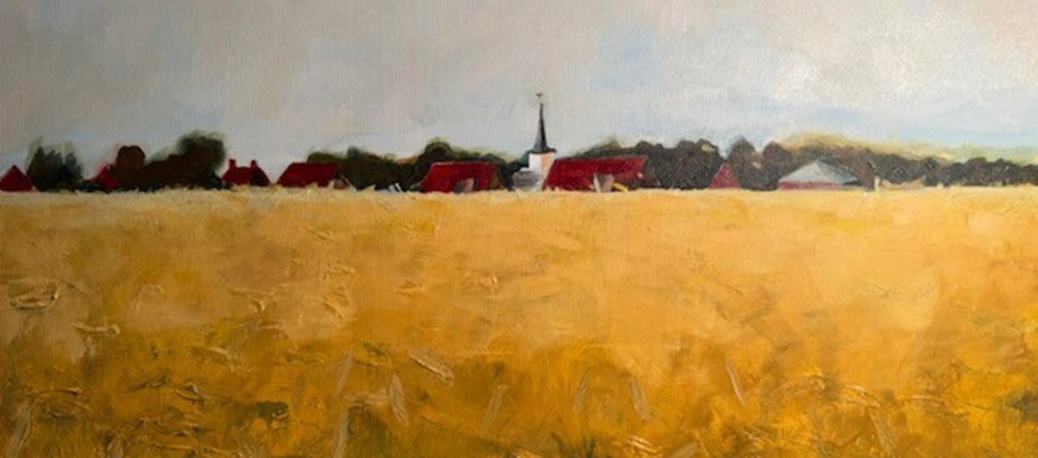 Schilderij van een uitgestrekt geel veld met een dorp op de achtergrond en rode daken en een kerktoren.