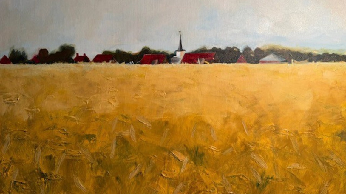 Schilderij van een uitgestrekt geel veld met een dorp op de achtergrond en rode daken en een kerktoren.