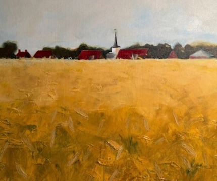 Schilderij van een uitgestrekt geel veld met een dorp op de achtergrond en rode daken en een kerktoren.