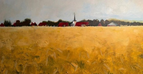 Schilderij van een uitgestrekt geel veld met een dorp op de achtergrond en rode daken en een kerktoren.