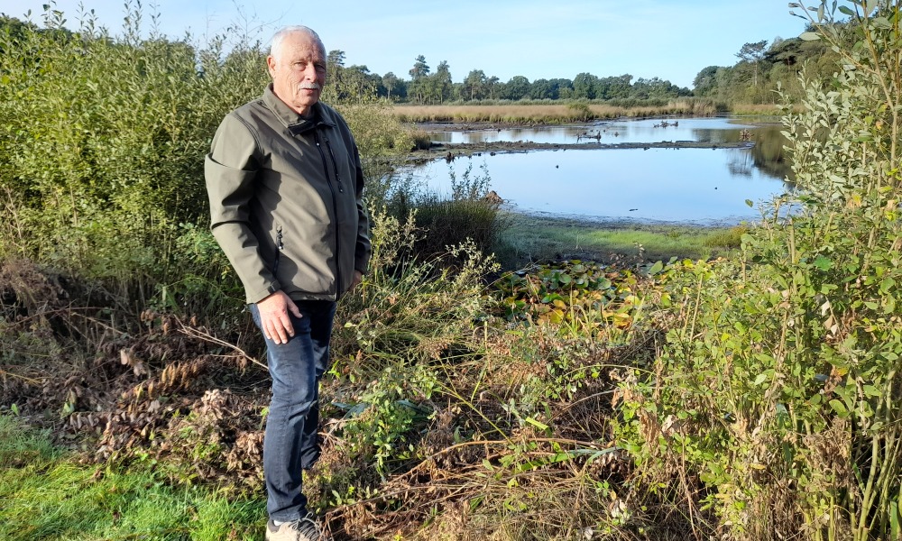 Roy Dear bij een plas in het Haaksbergerveen. Hij kent het natuurgebied op zijn duimpje.