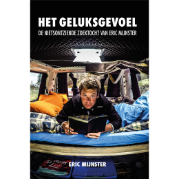 Boekomslag van 'Het Geluksgevoel' met Eric Mijnster liggend in een busje met een boek in zijn handen.
