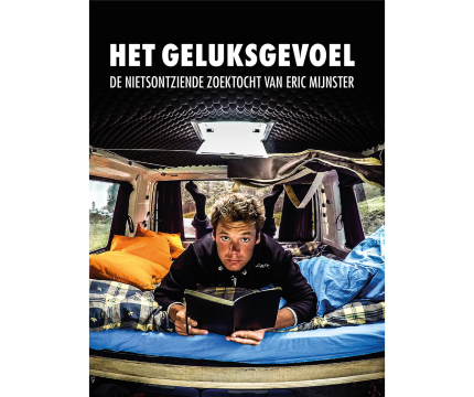 Boekomslag van 'Het Geluksgevoel' met Eric Mijnster liggend in een busje met een boek in zijn handen.