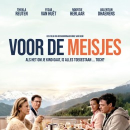 Filmposter van 'Voor de Meisjes' met vier mensen aan een ontbijttafel en bergen op de achtergrond.