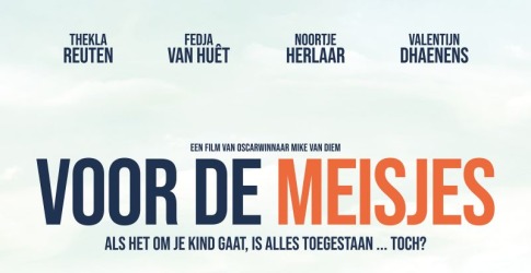 Filmposter van 'Voor de Meisjes' met vier mensen aan een ontbijttafel en bergen op de achtergrond.