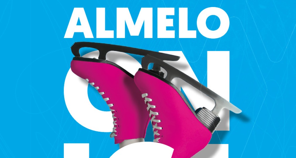 Promotieposter voor Almelo ON ICE schaatsbaan, 28 nov 2025 t/m 4 jan 2026, met roze schaatsen.