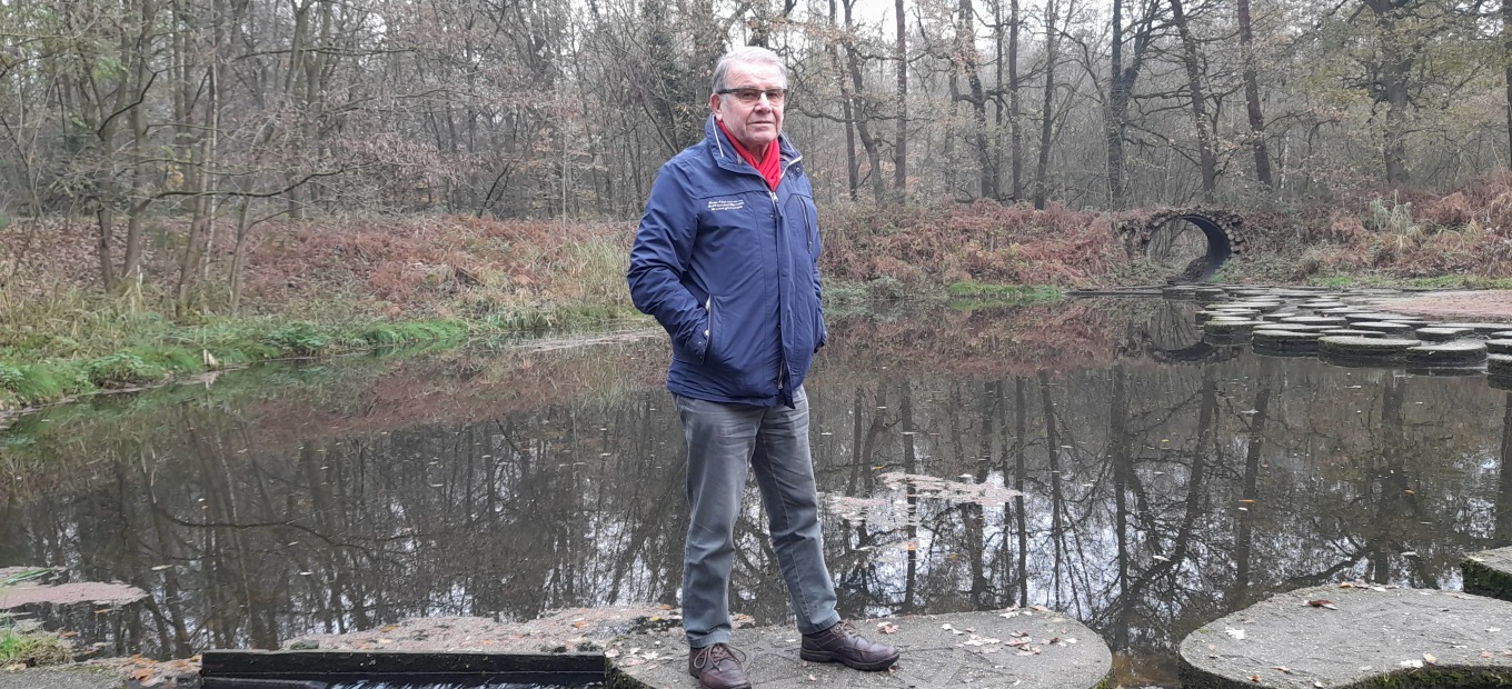 Wim Oltwater auf den Trittsteinen im Wasserpark Het Lankheet 