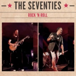 Afbeelding van een rockband uit de jaren zeventig, met een gitarist en een zanger op het podium.