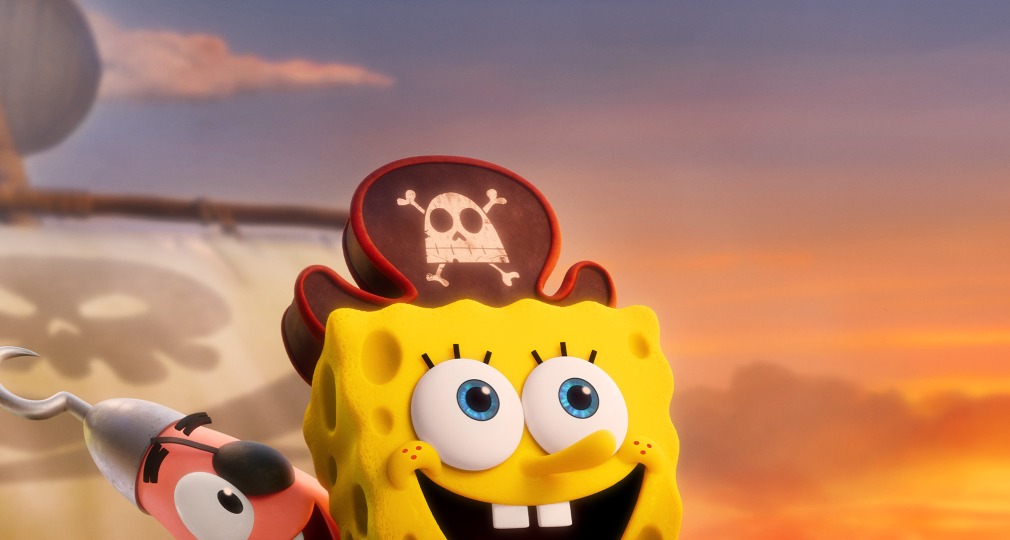 SpongeBob en Patrick op een piratenschip bij zonsondergang, met een groene spookpiraat op de voorgrond.