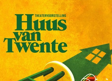 Poster van 'Huus van Twente' met een omgevallen stoel, glas wijn en feestmuts op een gele achtergrond.