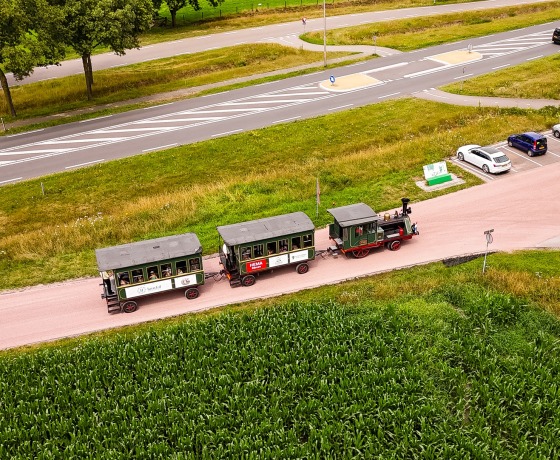 Treintje Bello rijdt van Holten naar Rijssen in de zomervakantie