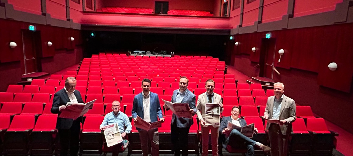 Recreatiekrant Rijssen-Holten overhandigd aan college Rijssen-Holten