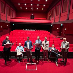 Recreatiekrant Rijssen-Holten overhandigd aan college Rijssen-Holten