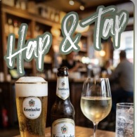 Een glas bier, fles Krombacher, wijn, borrelhapjes en saus op tafel in een gezellig café bij de buurman.