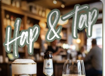 Ein Glas Bier, Krombacher Flasche, Wein, Snacks und Dip auf einem Tisch in einer gemütlichen Bar bei Bij de Buurman.