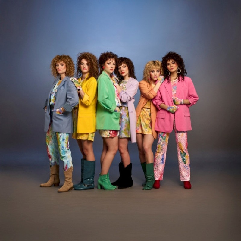 Dolly Dots de Musical - Zes meisjes. Één droom. Een hele generatie aan hits.