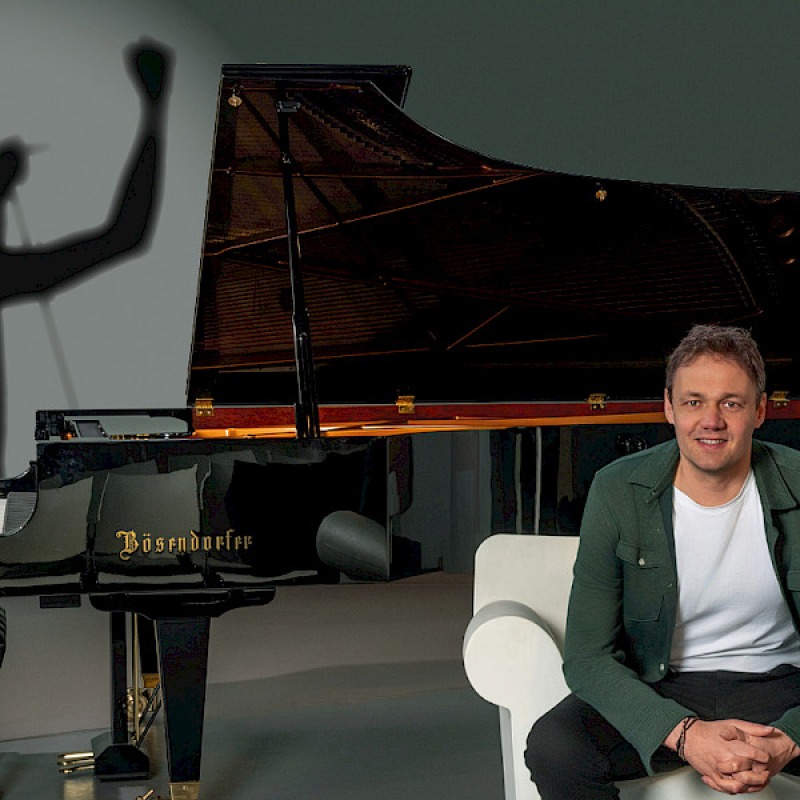 Bernd speelt Freddie Mercury - Bernd van den Bos