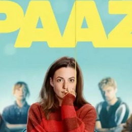 Promotieposter van de serie 'PAAZ' met een vrouw in een rode trui in het midden van een groep mensen.