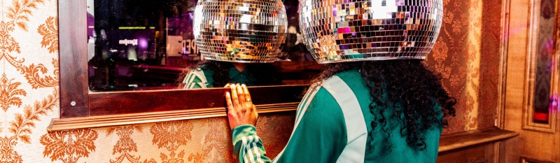 EN NOU GAAN WE EVEN HELEMAAL UIT ONZE PLAAT (een topshow) 6+ - Maas theater en dans | Wondersteboven Festival