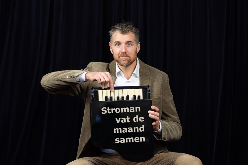 Stroman vat de maand samen - Kleinkunst liedjes met een knipoog
