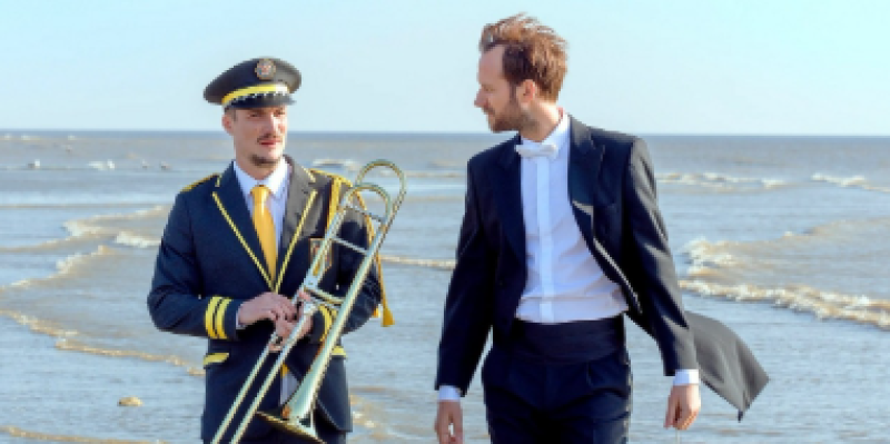 EN FANFARE.