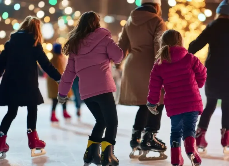 Overdekte schaatsbaan van écht ijs