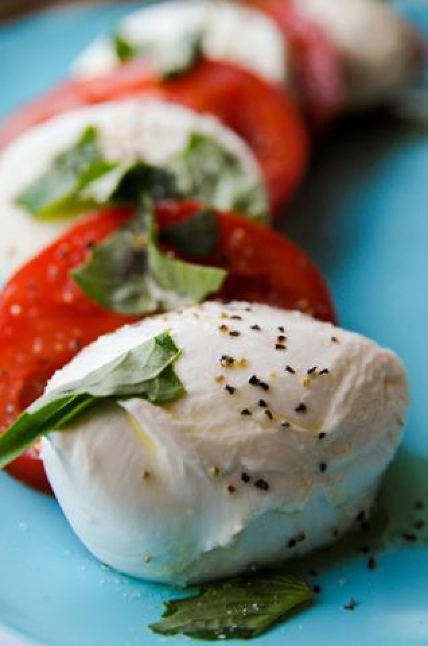 Сыр в маленьких шариках. Сыр моцарелла. Салат капрезе. Сыр в маленьких шариках. Моцарелла в микроволновке.